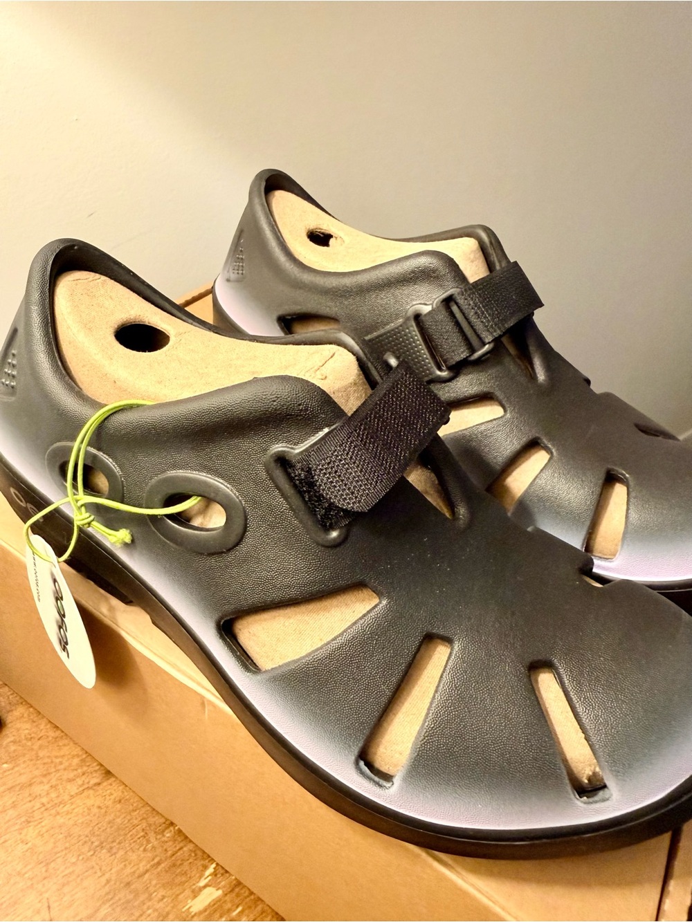 OOFOS Oocandoo Unisex Black Closed-Toe Adjustable Sandals